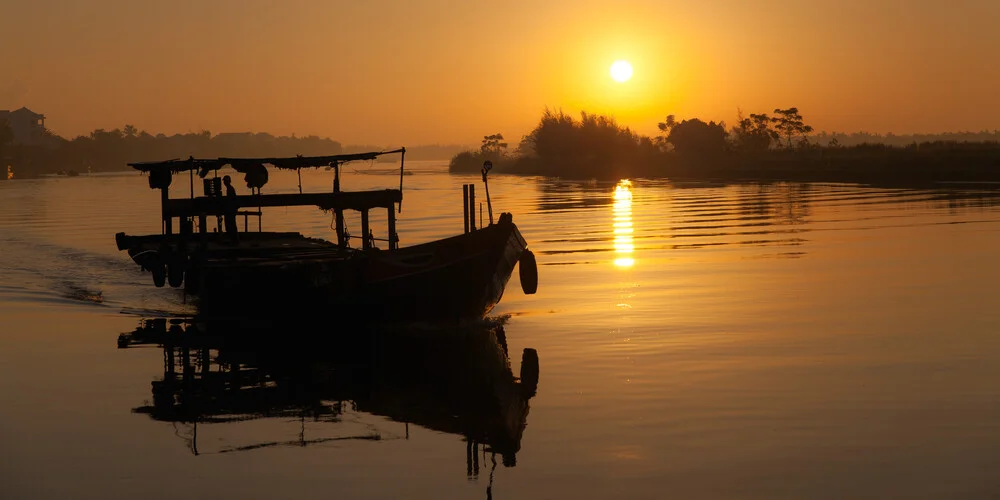 Fishing Boat in Sunrise (Hoi An) - fotokunst von Jörg Faißt