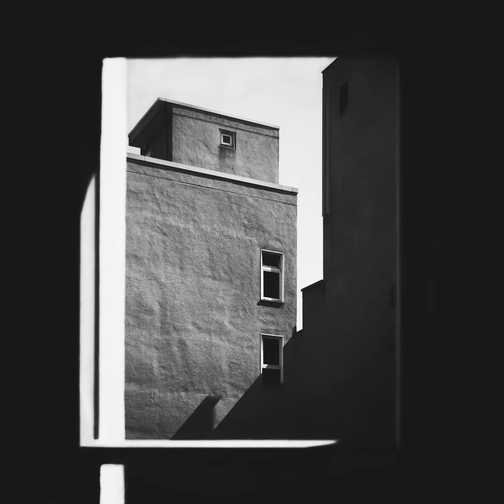 das Fenster zum Hof - fotokunst von Klaus Lenzen