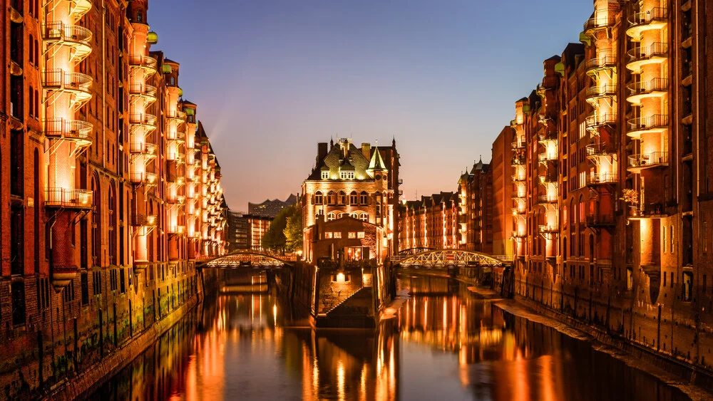 Wasserschloss Speicherstadt in Hamburg - fotokunst von Michael Stein