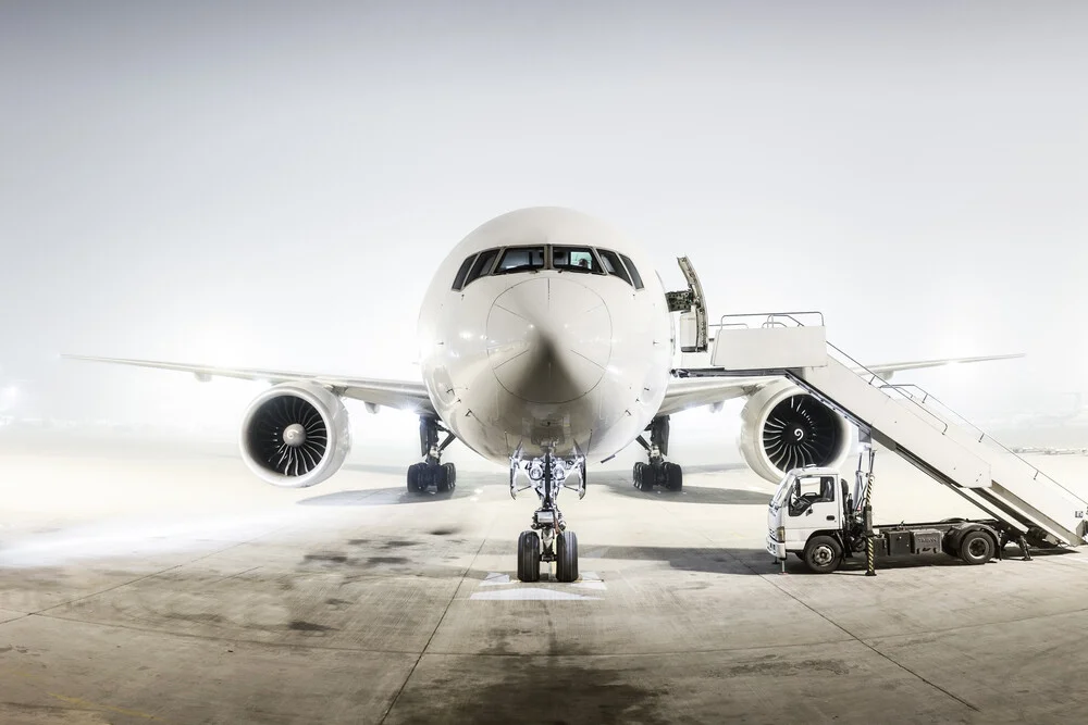 the man with the white plane - fotokunst von Roman Becker