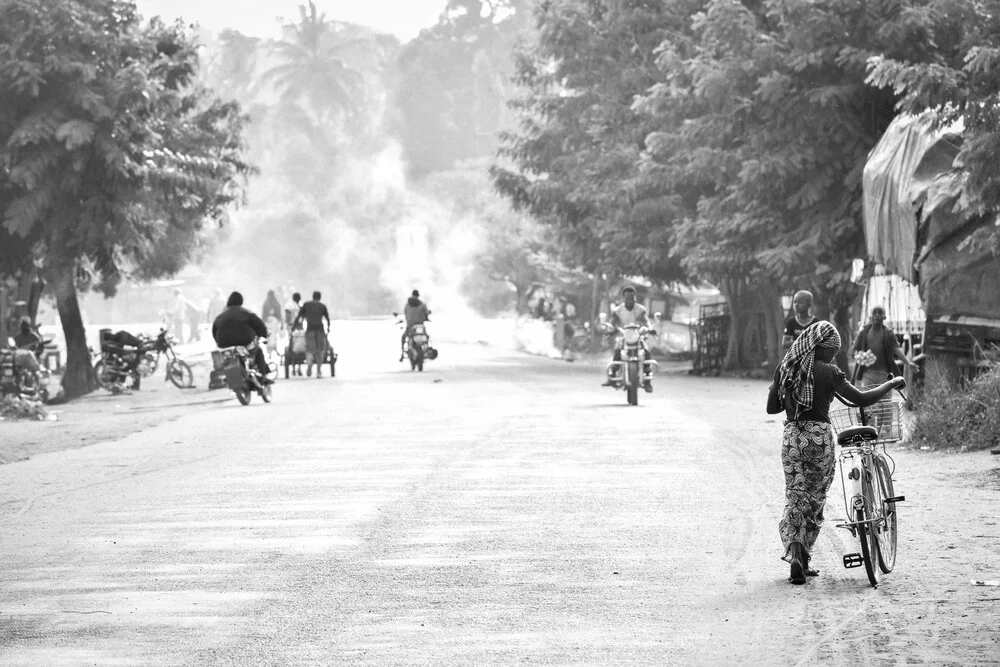 Streetlife Tanzania - Fineart photography by Markus Hertrich