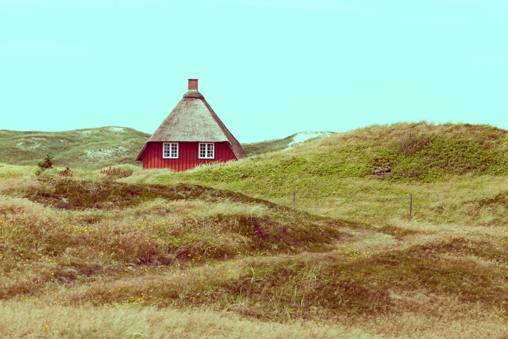 Haus in den Dünen - Fineart photography by Holger Nimtz