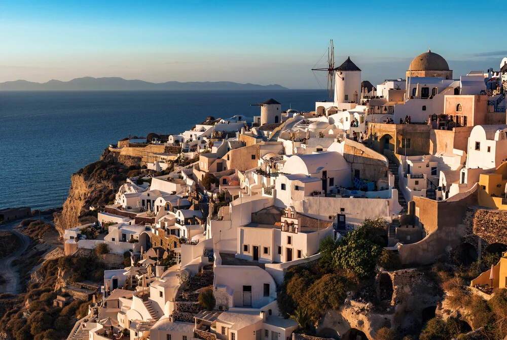 Santorini - Oia Classic IV - fotokunst von Jean Claude Castor