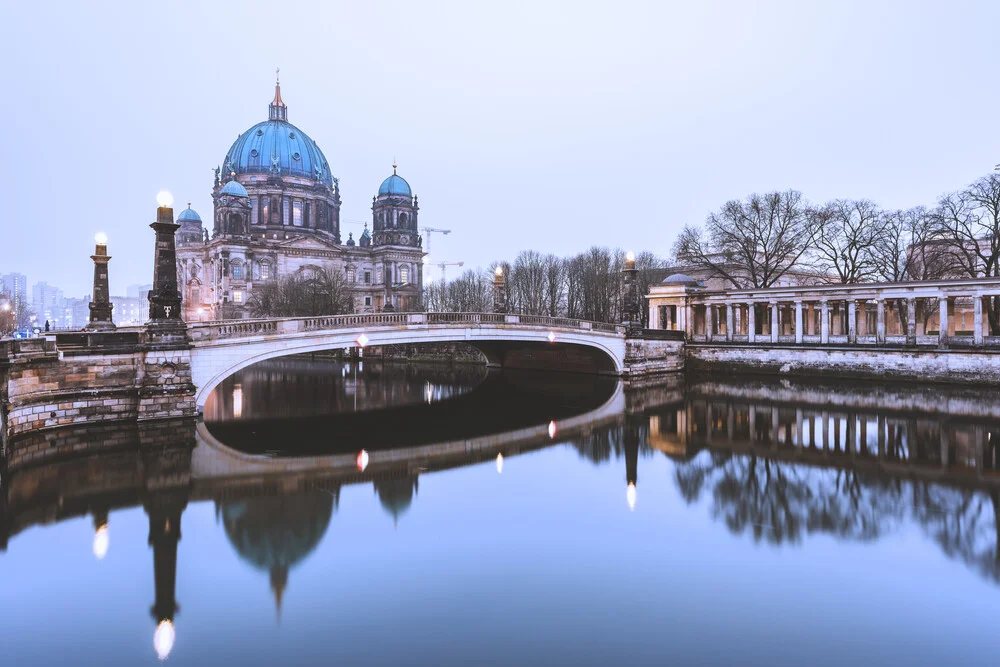 Berliner Dom im Grau des Winters - fotokunst von Jean Claude Castor