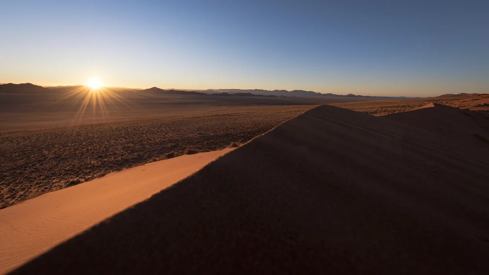 Sonnenaufgang im Namib Naukluft Park Namibia - fotokunst von Dennis Wehrmann