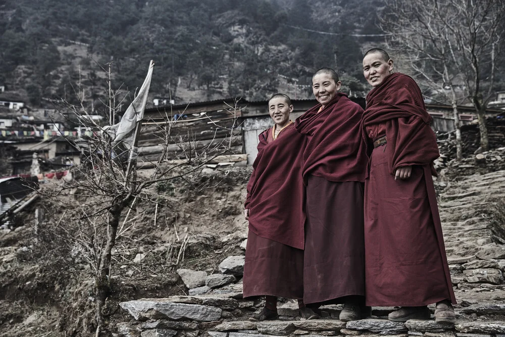 Tibetan Nuns - fotokunst von Jan Møller Hansen