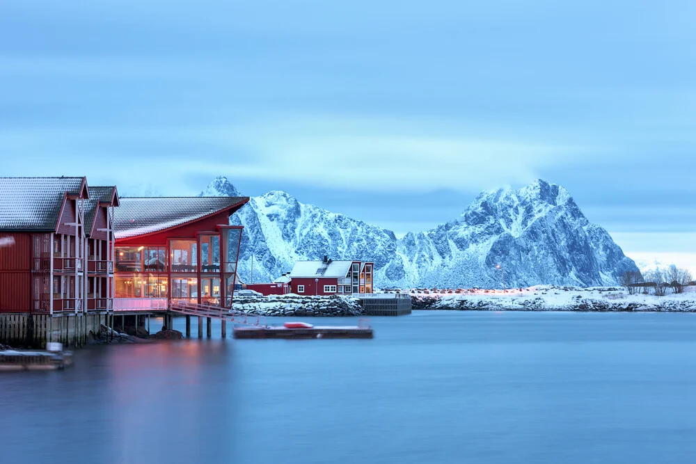 Rote Häuser am Hafen von Svolvaer - Fineart photography by Michael Stein
