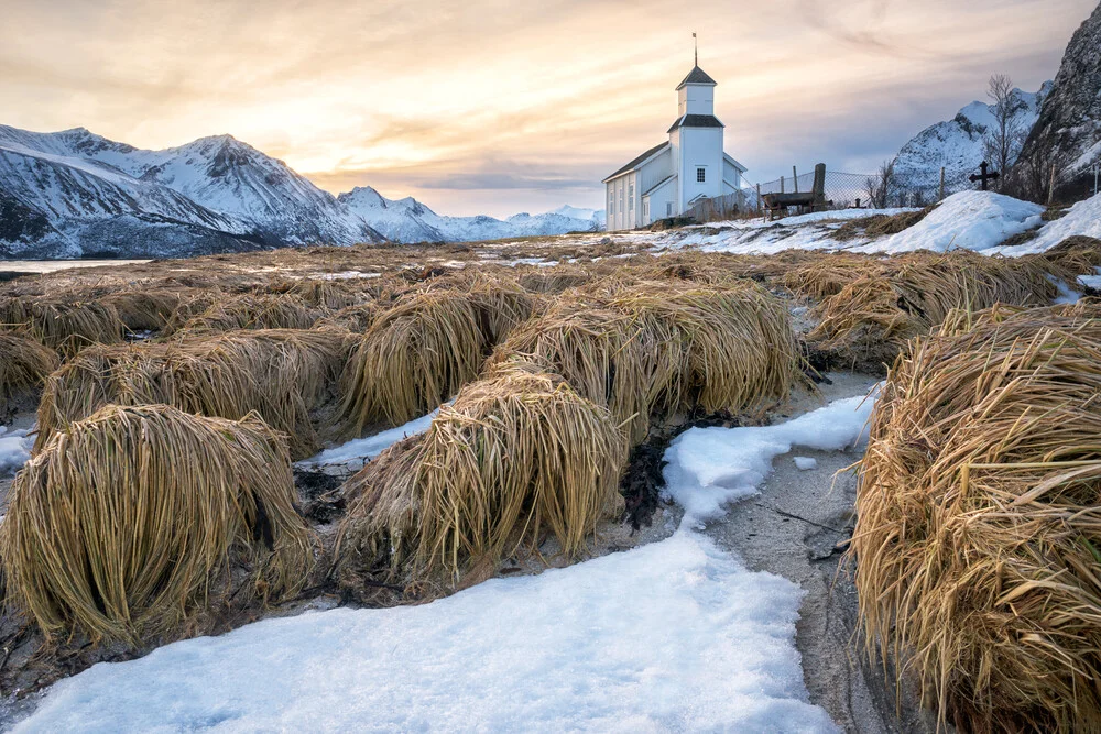 Kirche bei Gimsøy vor Sonnenaufgang - fotokunst von Michael Stein