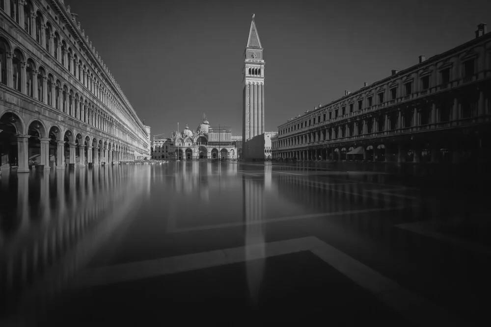 Aqua Alta - Hochwasser auf der Piazza San Marco  - fotokunst von Dennis Wehrmann