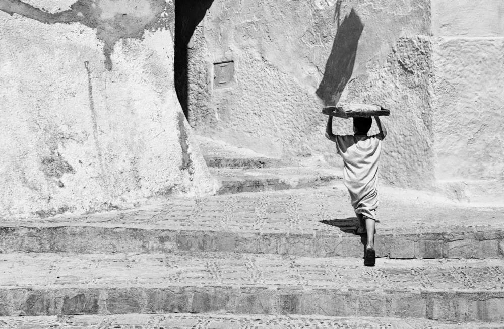 Bäckersjunge in der Medina - fotokunst von Victoria Knobloch