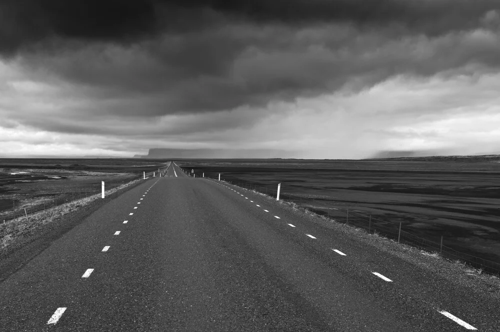 Straße durch die Lava - fotokunst von Daniel Schoenen