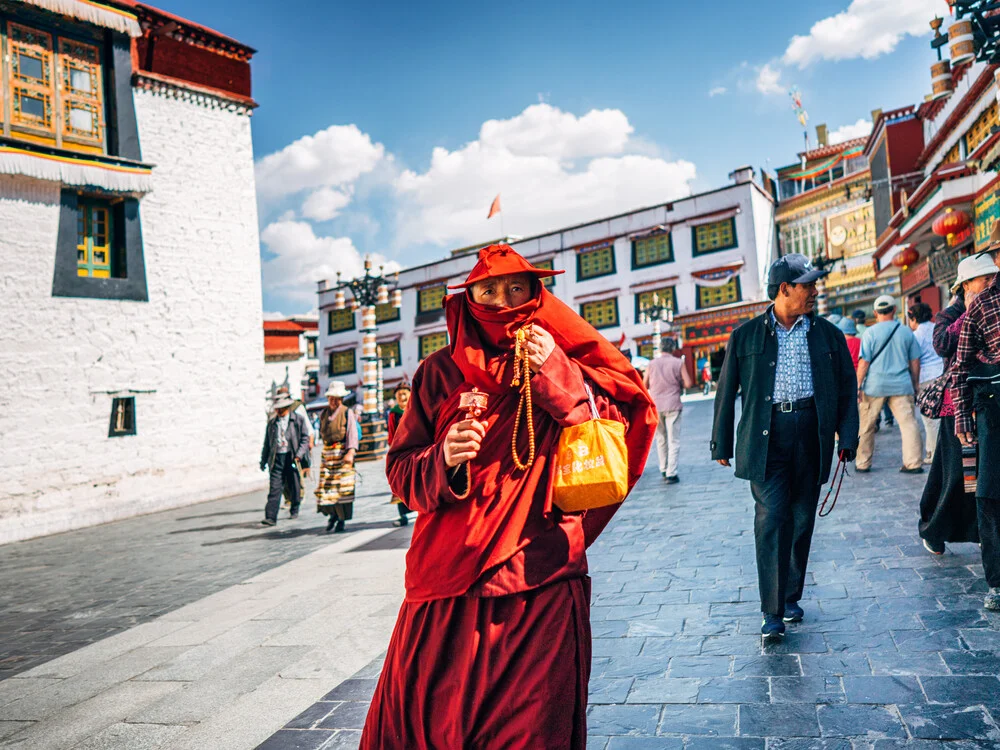 Barkhor Street - fotokunst von Oliver Ostermeyer