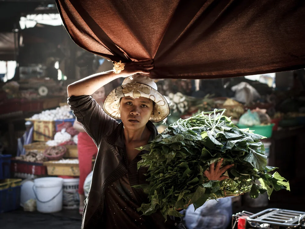 Marktfrau - fotokunst von Marie Joelle Nimmesgern