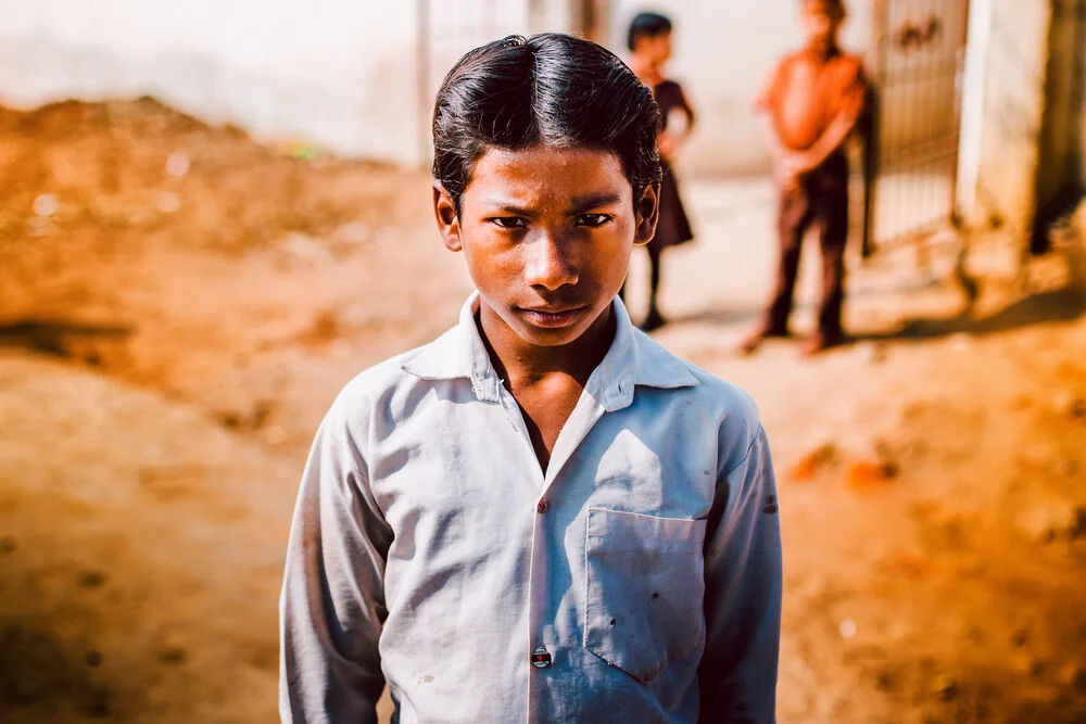 Indischer Junge - fotokunst von Oliver Ostermeyer