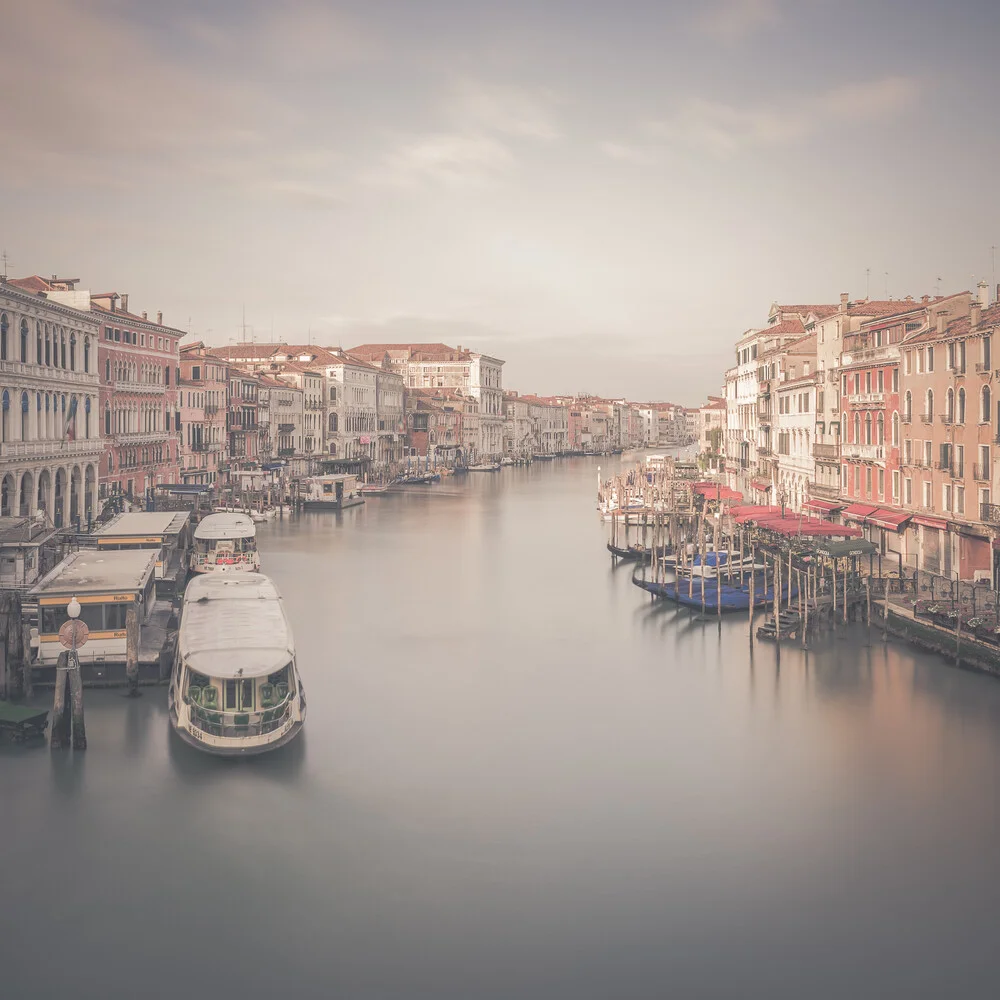 Sonnenaufgang in Venedig an der Rialto Brücke - fotokunst von Dennis Wehrmann