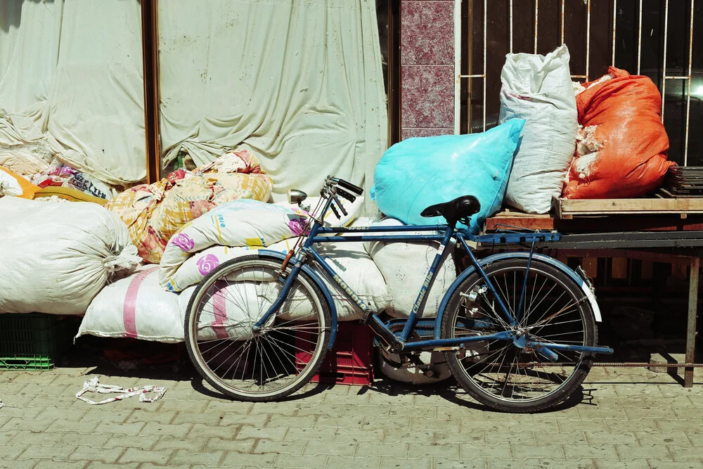 WAIT FOR A CYCLIST - fotokunst von Ivonne Wentzler