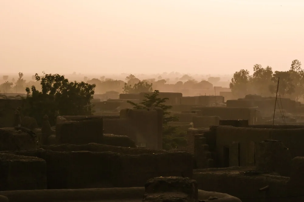 Über den Dächern von Djenné - Fineart photography by Mathias Becker