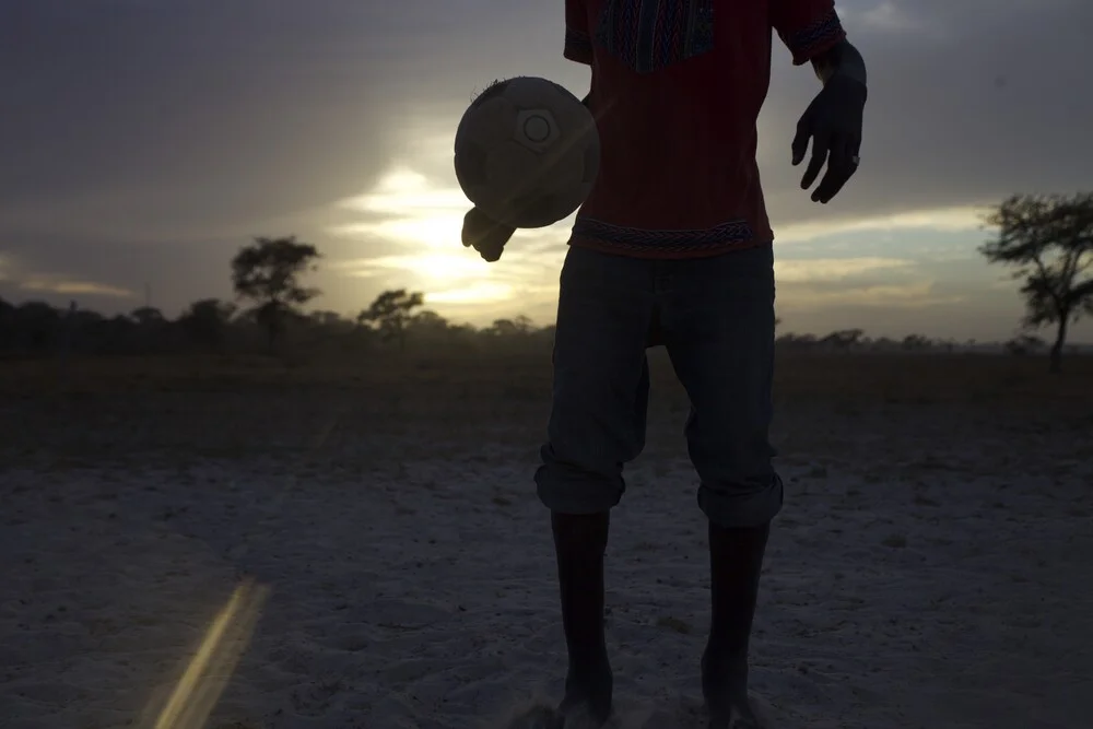 Feet in the Sand - fotokunst von Djibril Drame