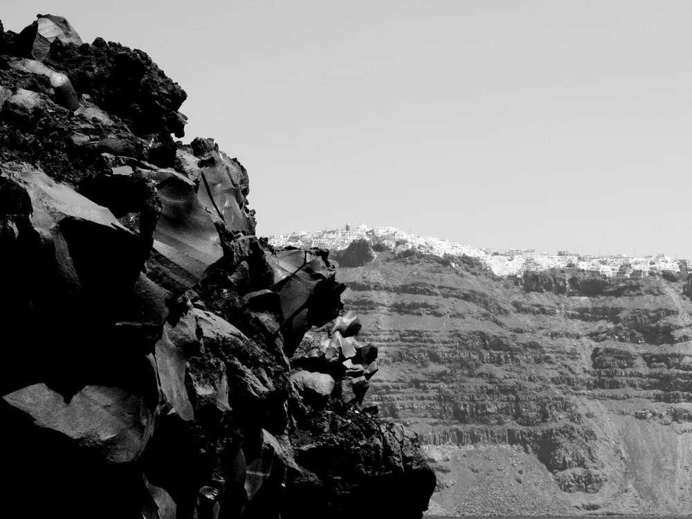 Santorin - Stadt am Berg - fotokunst von Neeltje Obergfell