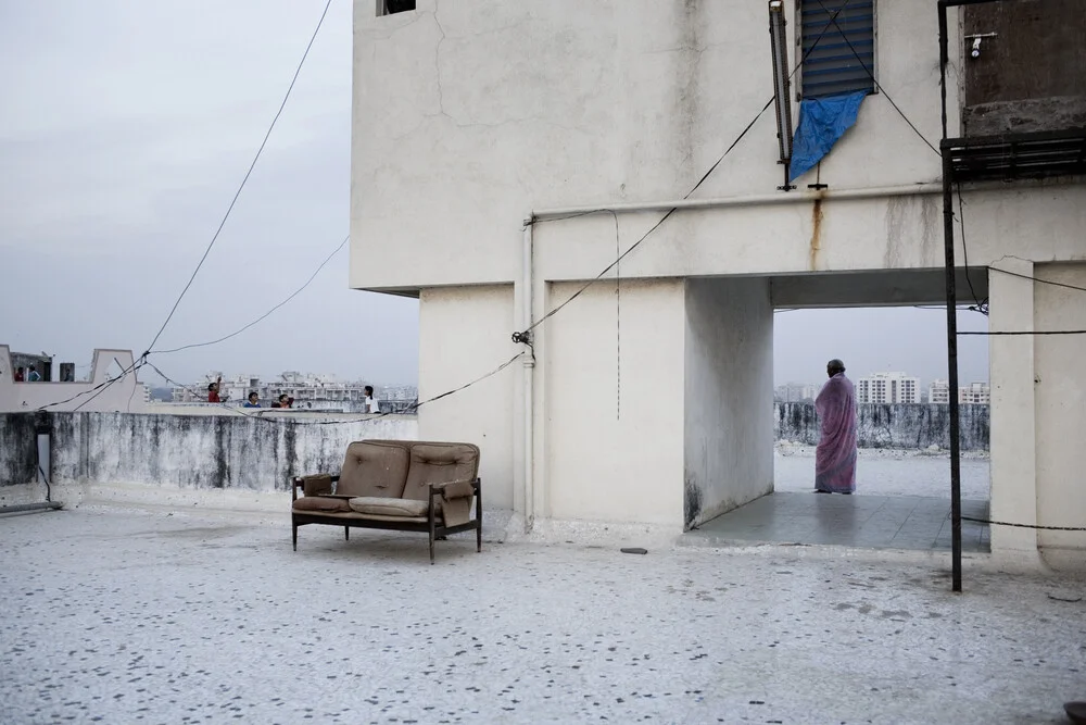 Women looking at kids - Fineart photography by Enok Holsegaard