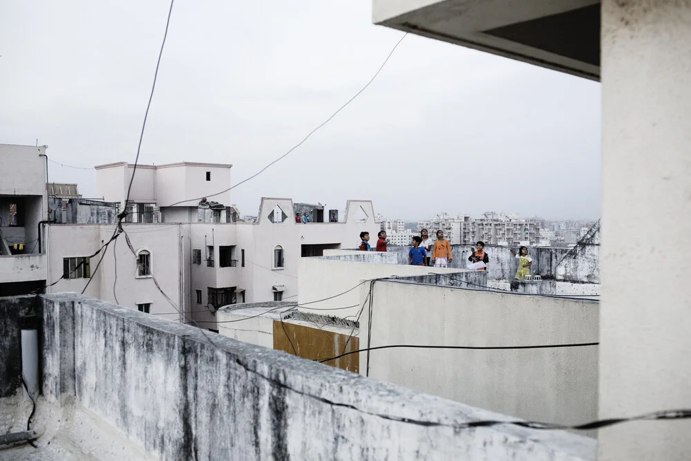 Kids on roof - fotokunst von Enok Holsegaard