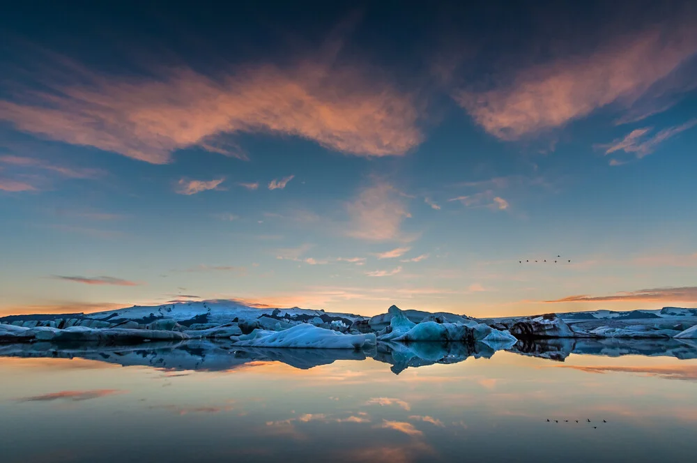 Abenddämmerung an der Gletscherlagune Jökulsarlon in Island - fotokunst von Lukas Gawenda