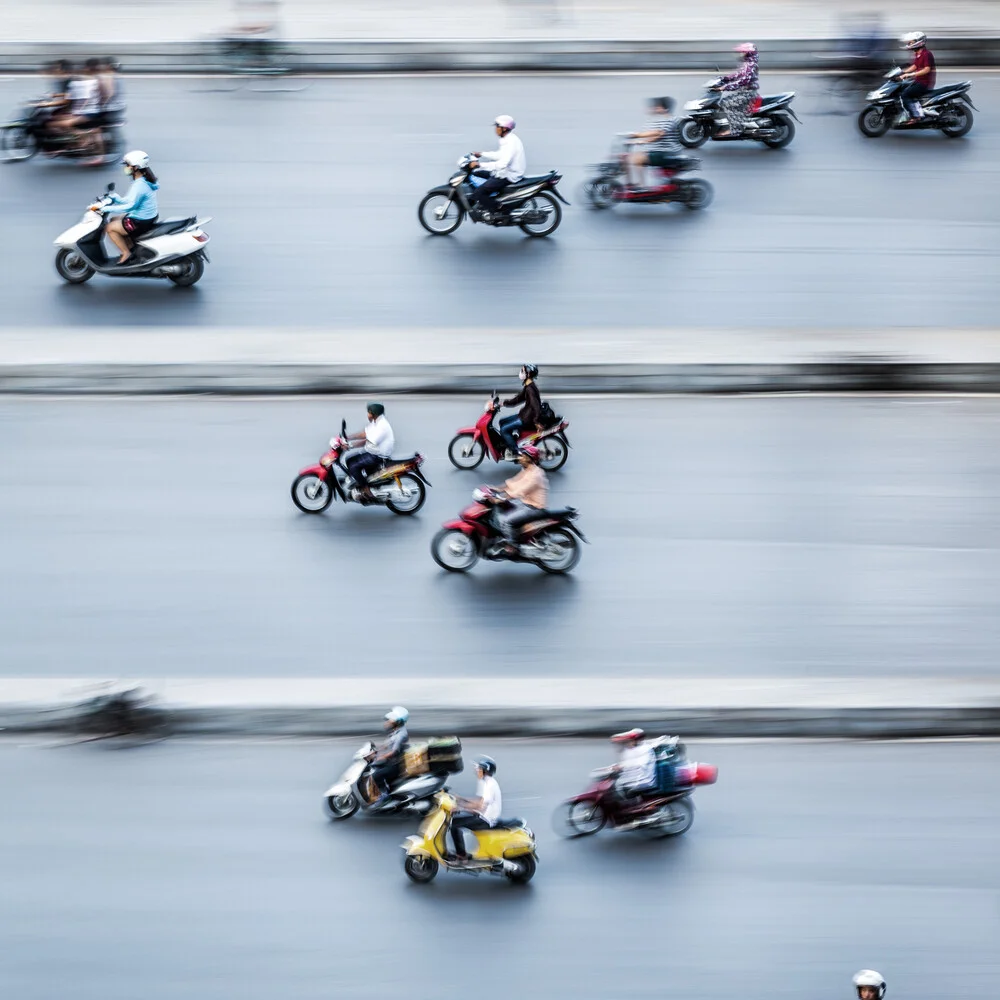 Mopedfahrer #2 in Hanoi - fotokunst von Jörg Faißt