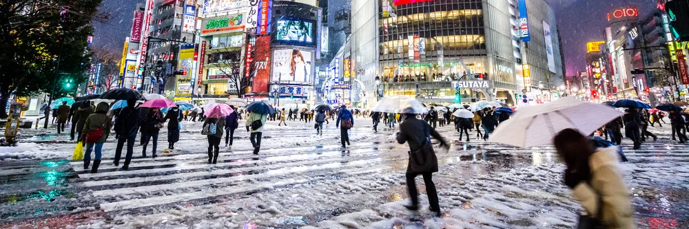 Shibuya Crossing im Winter #5 - fotokunst von Jörg Faißt