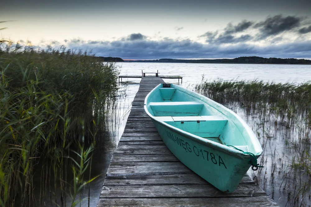 Blaues Boot in den Masuren - fotokunst von Mikolaj Gospodarek