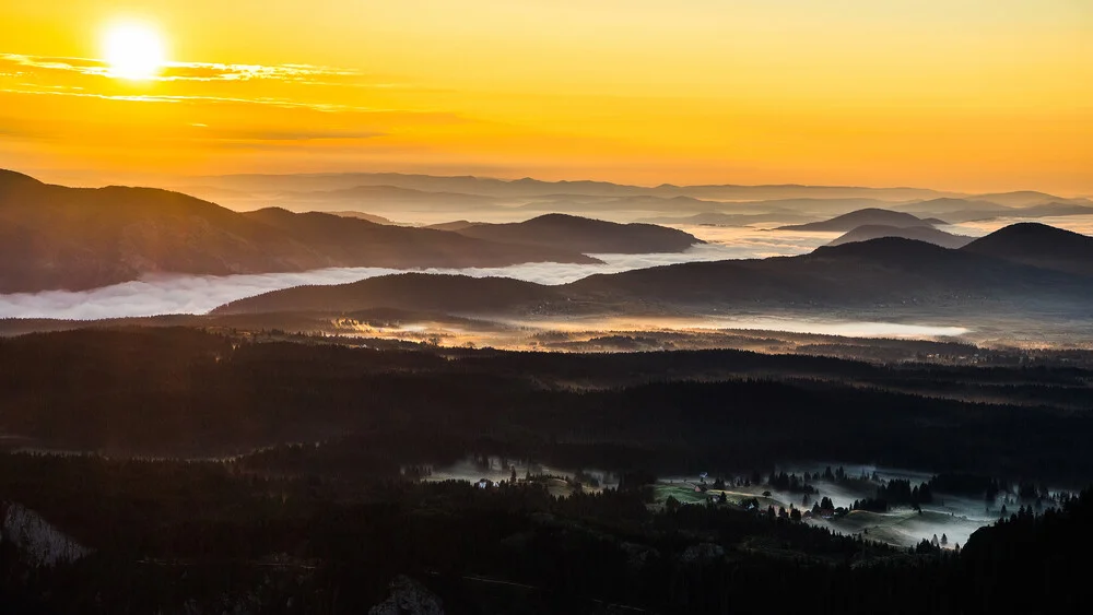 Sunrise Over the Mountain Range - fotokunst von Dejan Dajkovic