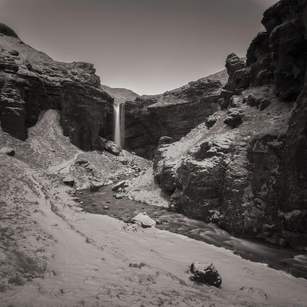 Der Wasserfall Solheimajoekull auf Island - fotokunst von Dennis Wehrmann