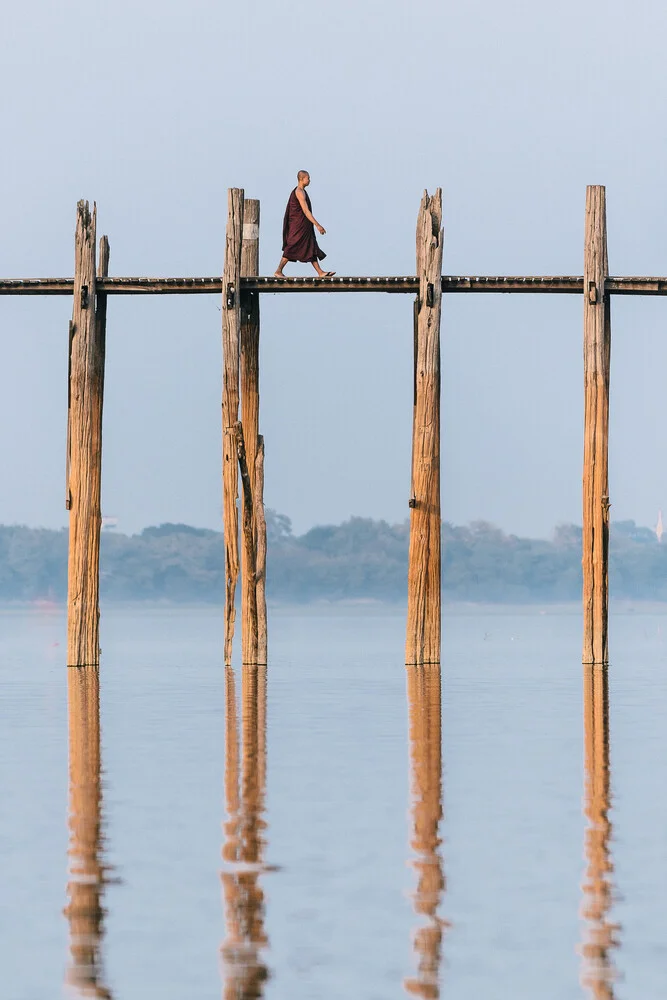 Der Mönch auf der Brücke - fotokunst von Anne Beringmeier