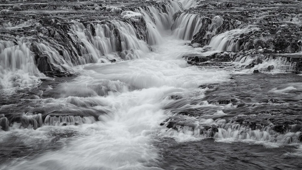 Langzeitbelichtung Wasserfall Bruararfoss Island - fotokunst von Dennis Wehrmann