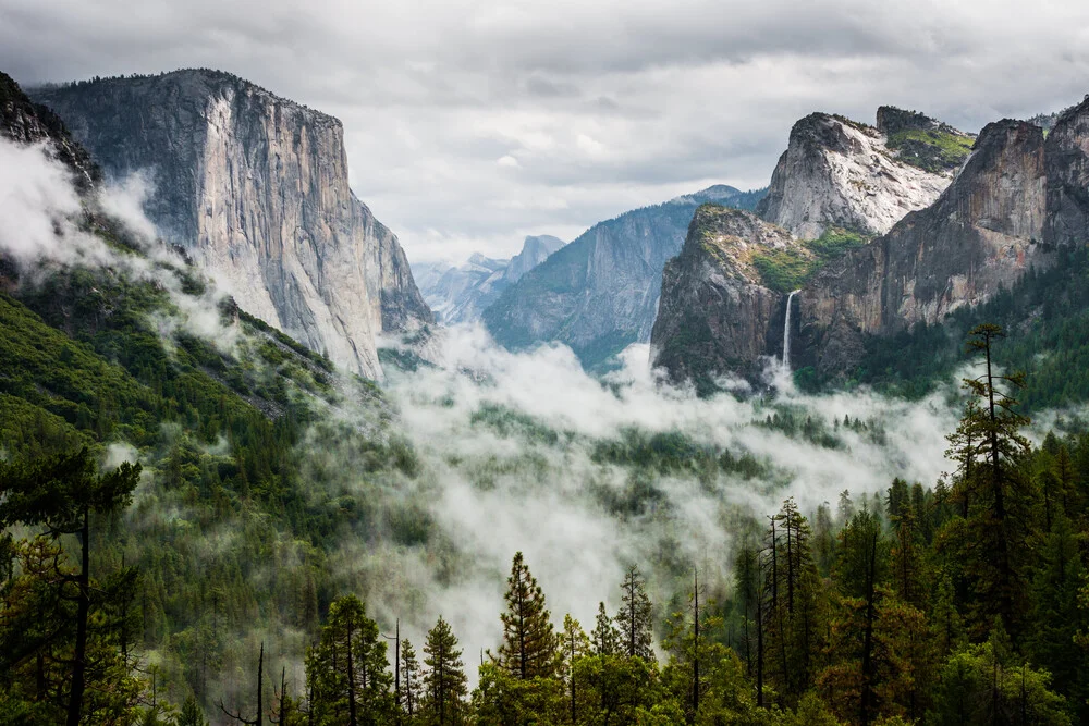 Neblliges Yosemite Tal - fotokunst von Johannes Christoph Elze