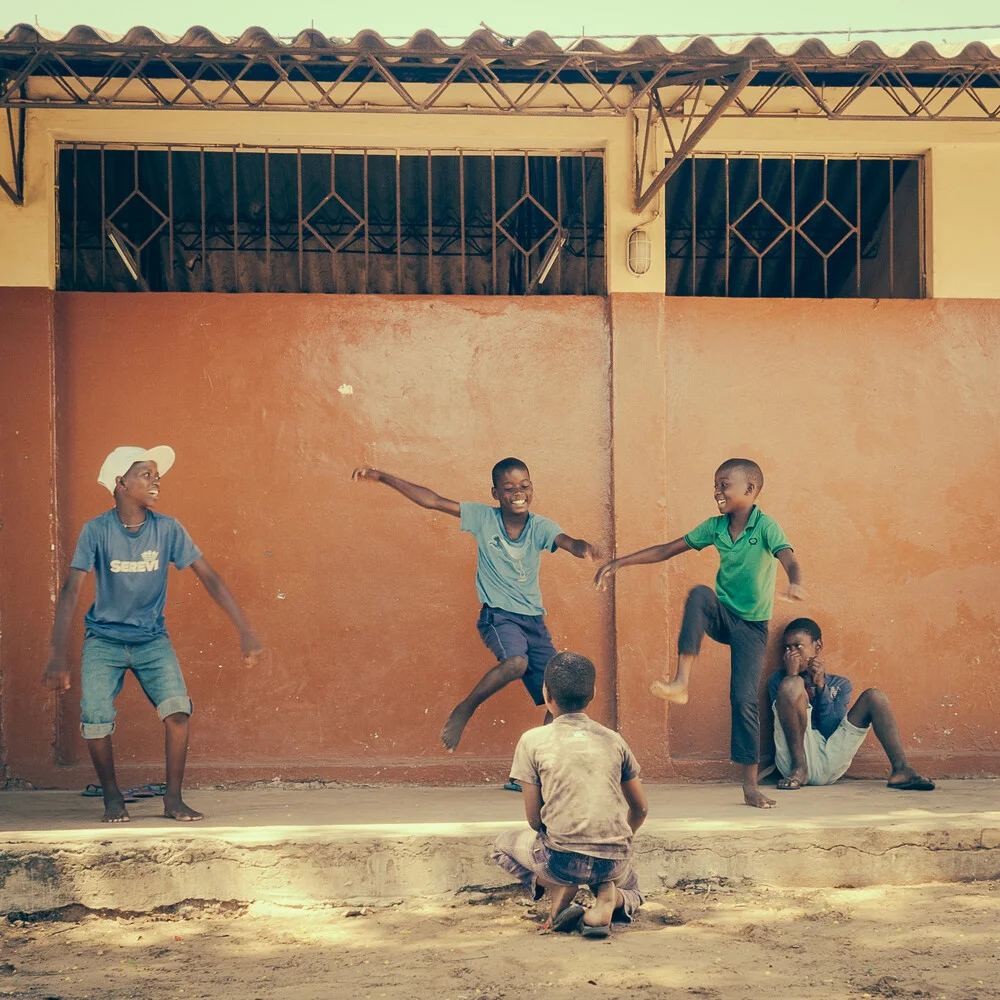 township Mafalala Maputo Mozambique - fotokunst von Dennis Wehrmann