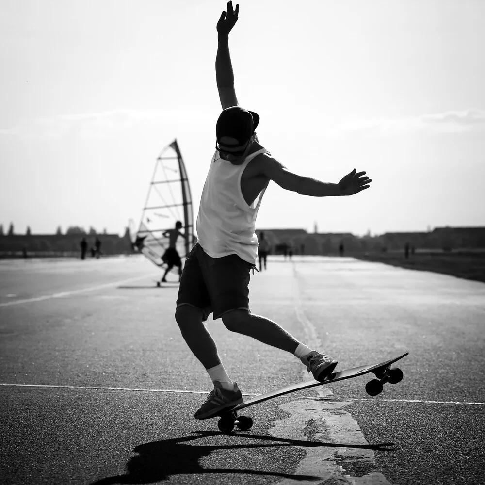 Skater auf dem Tempelhofer Feld - fotokunst von Arno Simons