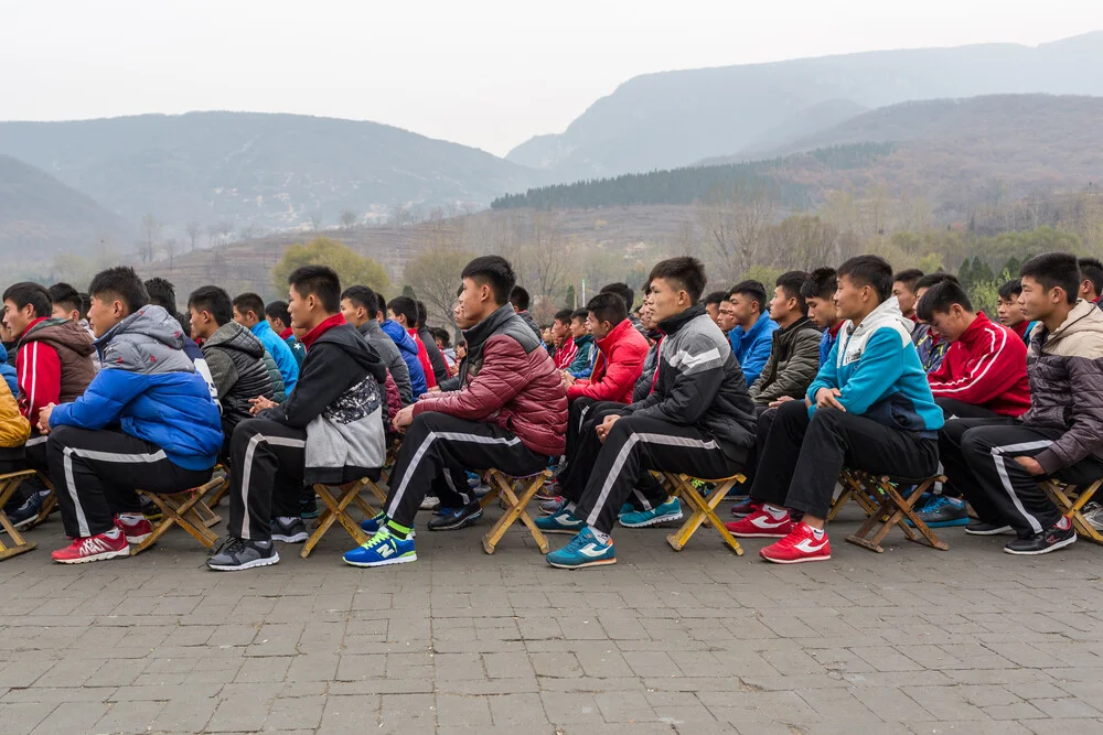 Kung-Fu Schüler beim Appell vorm Shaolin Tempel - fotokunst von Arno Simons