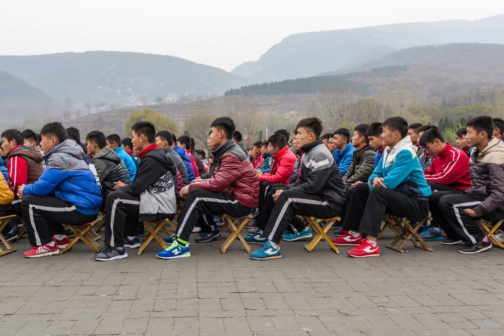 Kung-Fu Schüler beim Appell vorm Shaolin Tempel - Fineart photography by Arno Simons