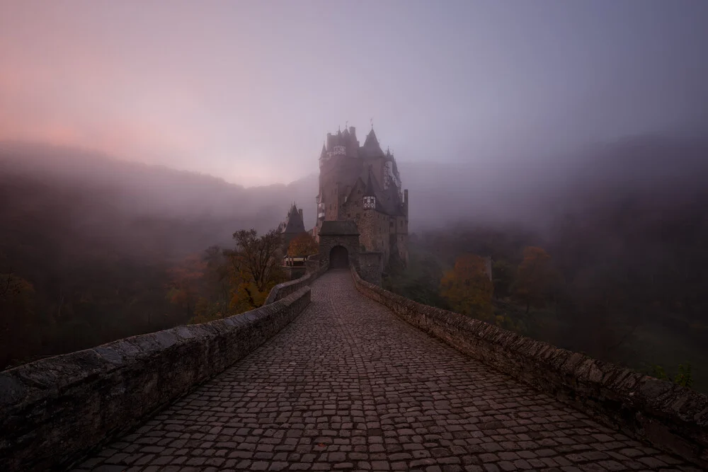 Mystische Burg Eltz im Morgennebel - fotokunst von Moritz Esser