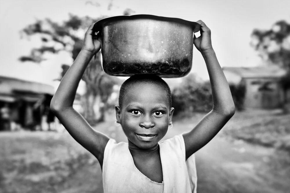 Mädchen in Mafubira - Fineart photography by Victoria Knobloch