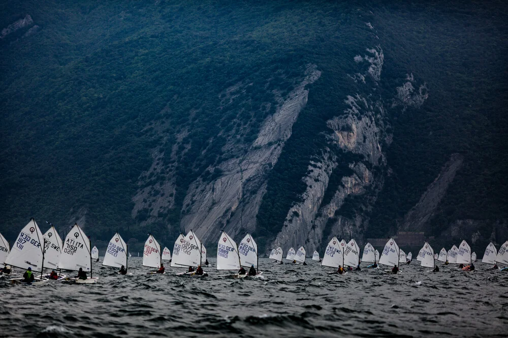 Lake Garda Meeting Optimist - fotokunst von Sebastian Rost