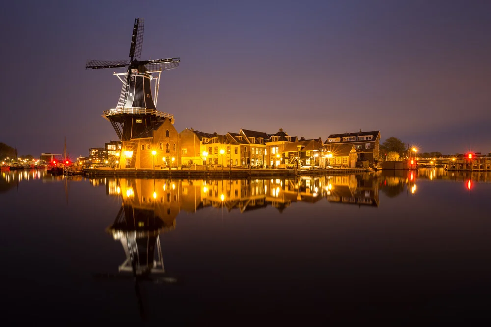 Spiegelnde Windmühle - fotokunst von Moritz Esser