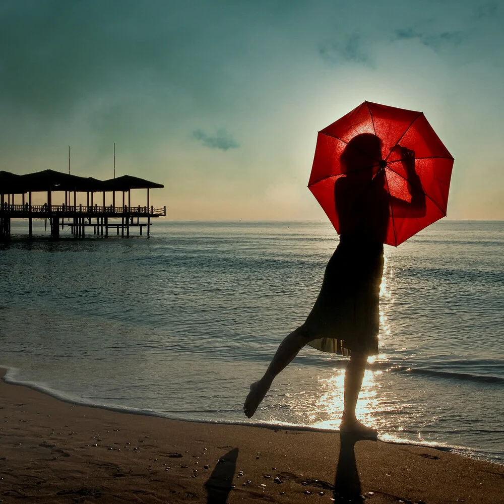 Frau mit Schirm - fotokunst von Ambra A