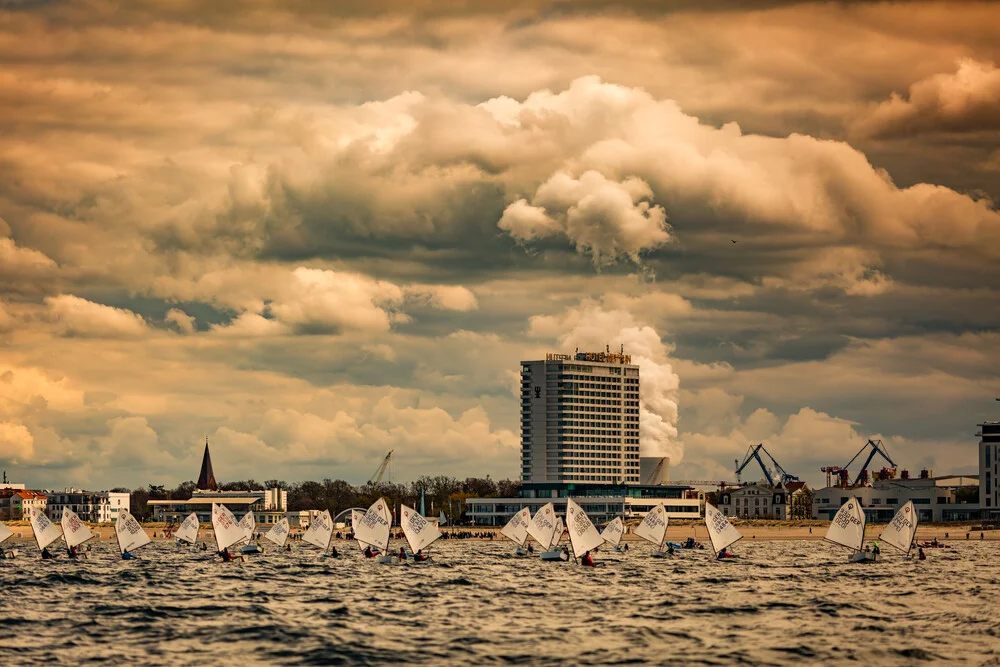 Optimist-Regatta vor Warnemünde - fotokunst von Sebastian Rost