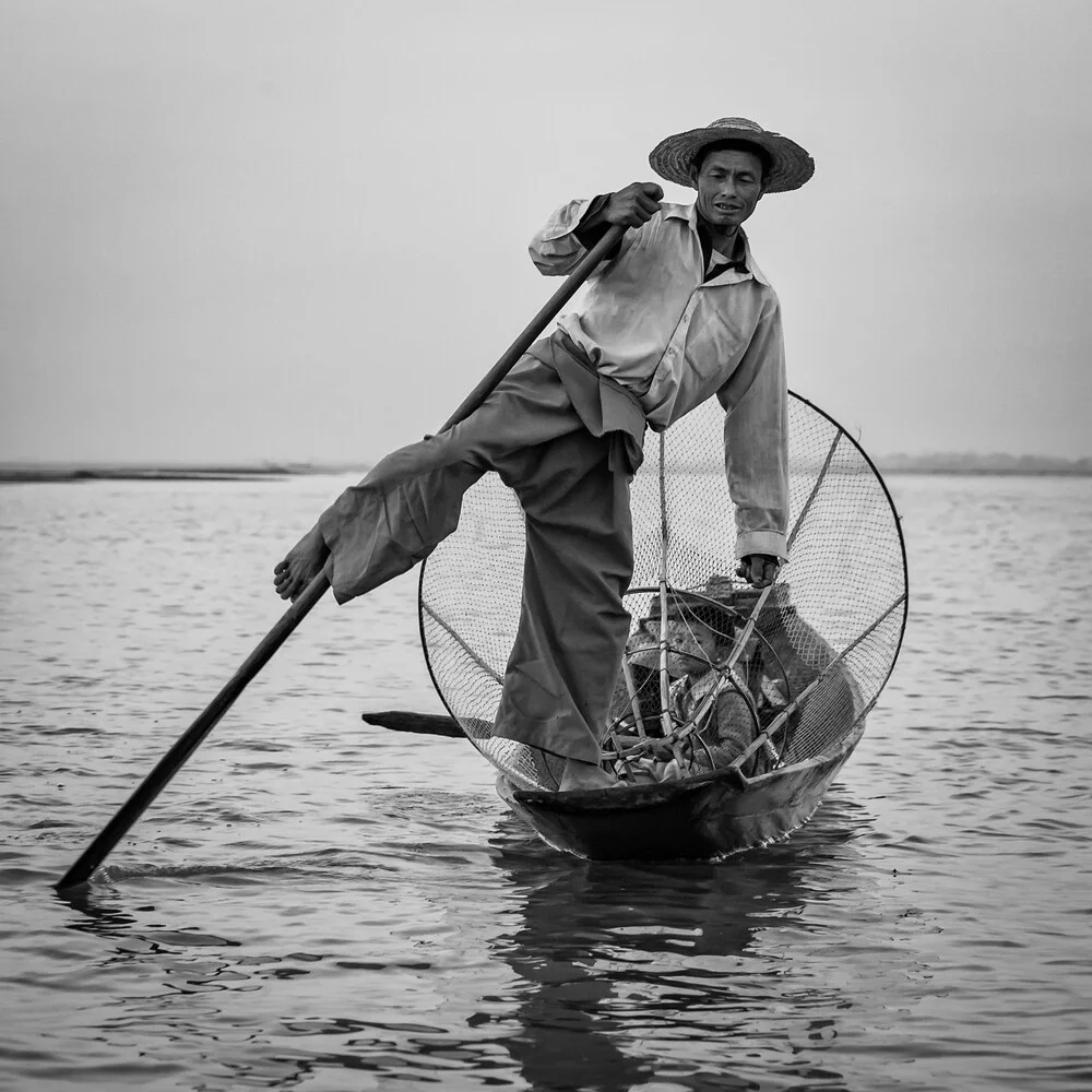 Einbeinfischer auf dem Inle See in Myanmar - Fineart photography by Sebastian Rost