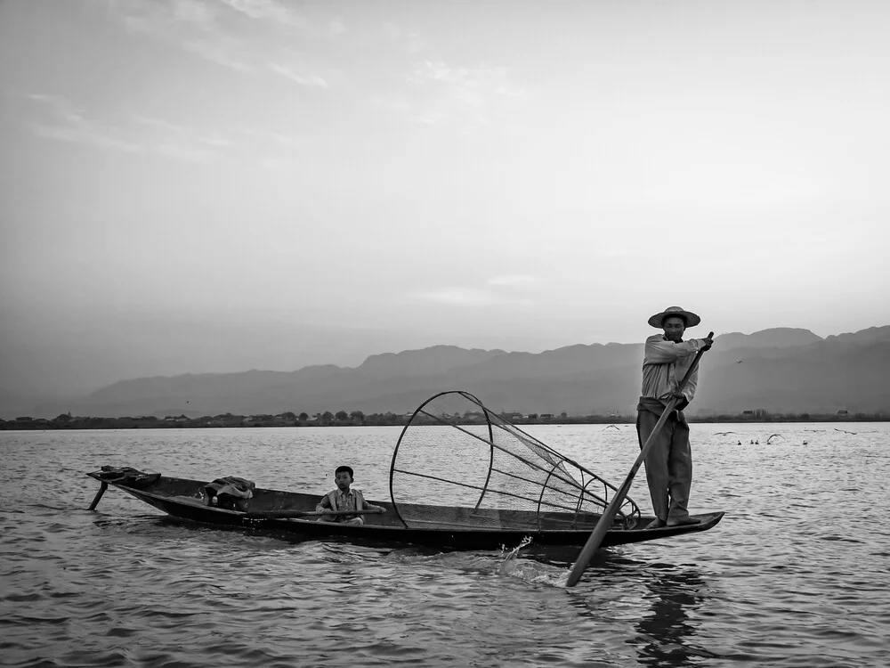 Einbeinfischer auf dem Inle See in Myanmar - Fineart photography by Sebastian Rost