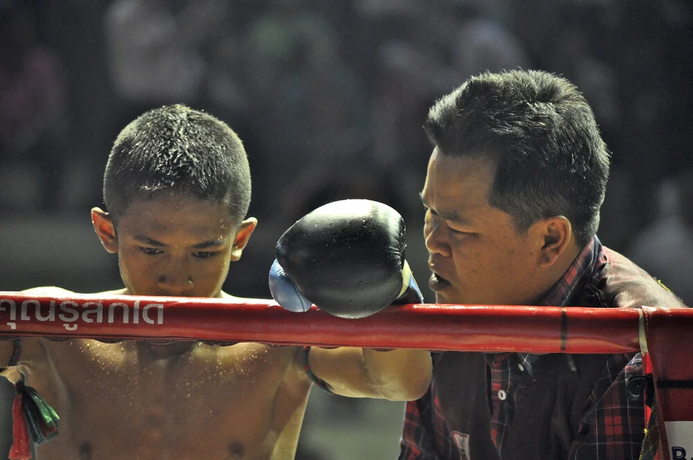 Muay Thai with coach - fotokunst von Thomas Heinrich