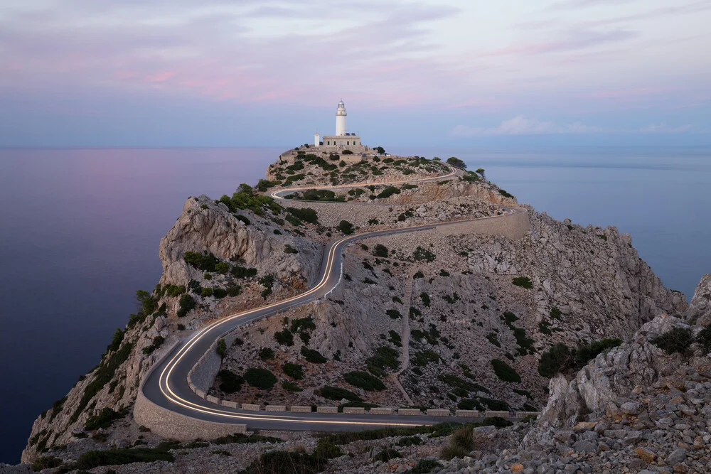 Leuchtturm am Cap Formentor auf Mallorca - fotokunst von Moritz Esser