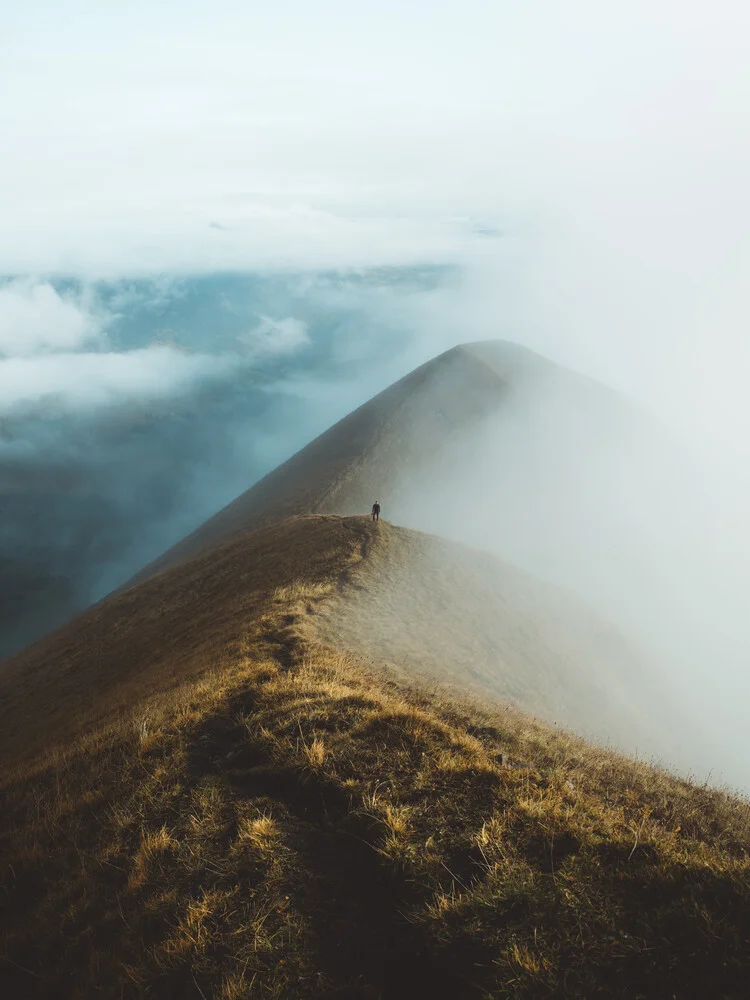 FOGGY RIDGE WALKS. - fotokunst von Philipp Heigel