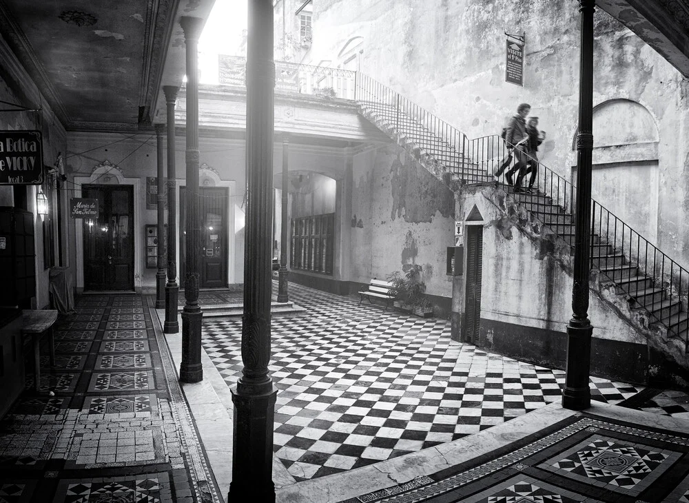 Buenos Aires Courtyard - fotokunst von Rob van Kessel